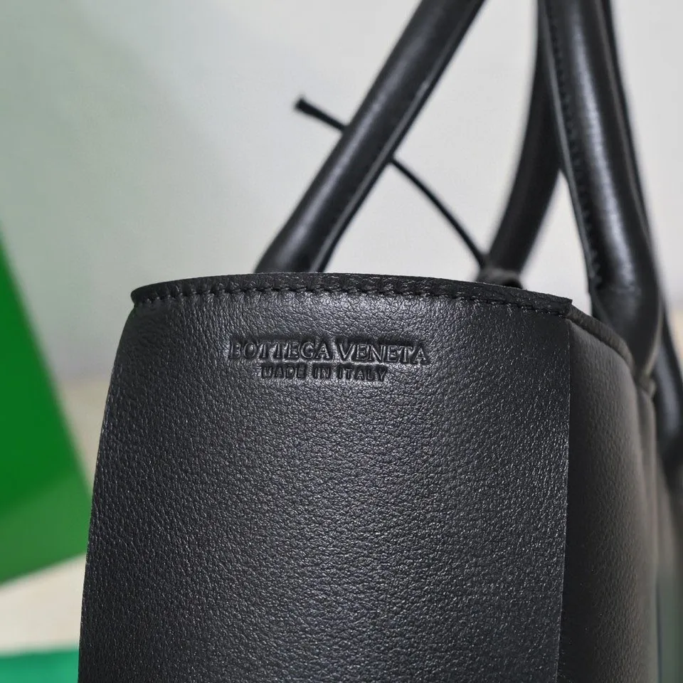 Batch 1760 medium arco pebbled grain, BottegaVeneta# official website latest pebbled grain cowhide with suede lining, SLIP tote handbag, and the logo has been changed to the side 😍The oversized woven design really makes it a huge gap from ordinary tote bags 🔗🔗Different color combinations for the inner and outer layers ⛓Daniel Lee leads the brand's DNA to continue to evolve with fresh inspiration🧬🧬showing a balanced style of luxury and reality👉: 30*20*12 Model: 9893#